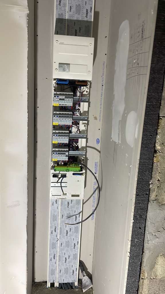 Installation neuve : tableau électrique en cours de réalisation